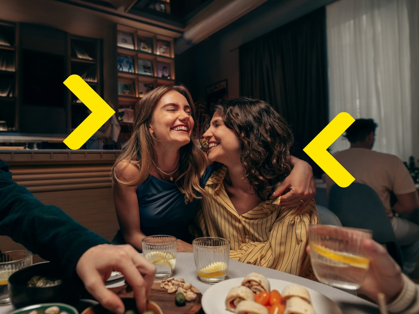 Dvě kamarádky v restauraci.